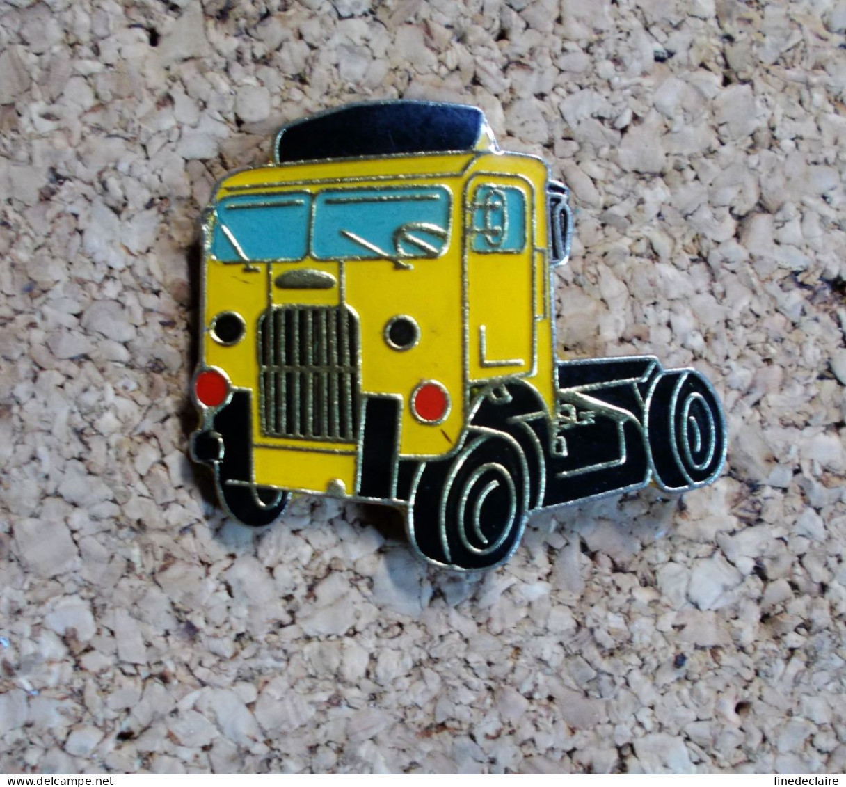 Pin's - Camion  - Tracteur Jaune Et Noir - Transportes