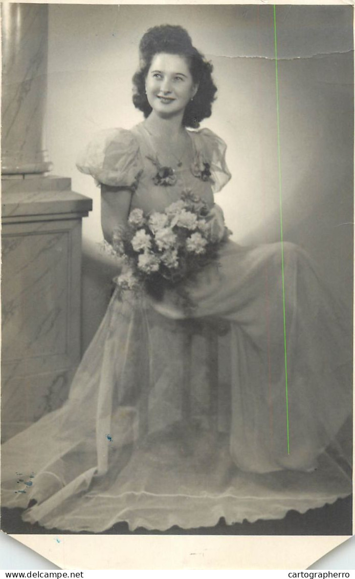 Souvenir Photo Postcard Elegant Woman Wedding Dress Flower Bouquet 1952 - Photographie