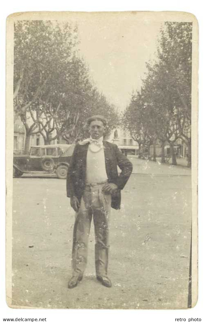 Cpa Carte-photo Homme Sur Une Place Avec Platanes ( Place De La Réoublique à Hyères ?)  (état) - Otros & Sin Clasificación