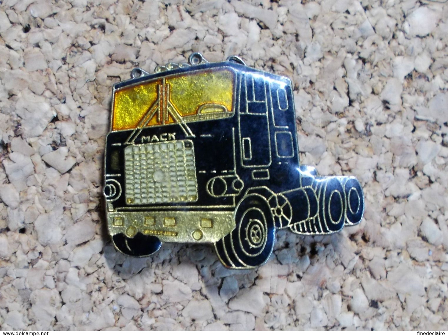 Pin's - Camion  Mack- Tracteur Noir - Transportes