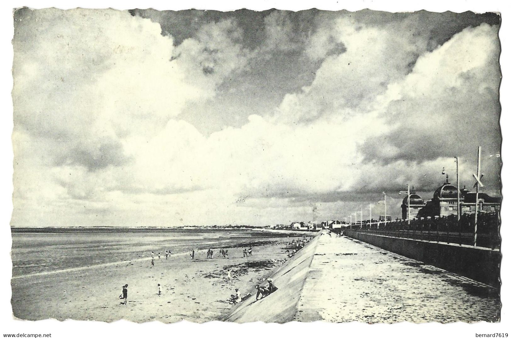 17 Chatelaillon -  Effet De Nuages Vers Le Casino Et La Mer - Châtelaillon-Plage