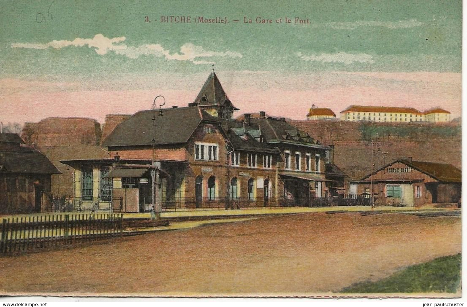 57 - Bitche - La Gare Et Le Fort     **CPA  Colorisée ** - Bitche