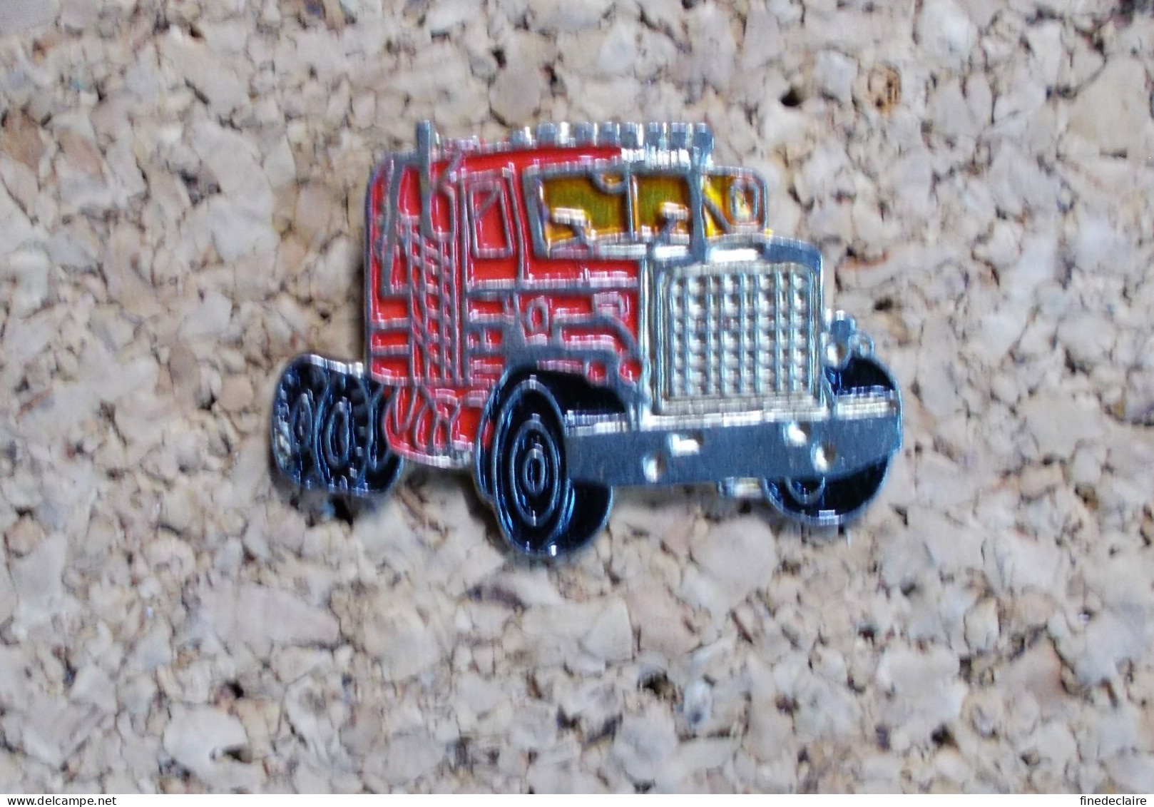 Pin's - Camion Double Essieu Rouge - Transport