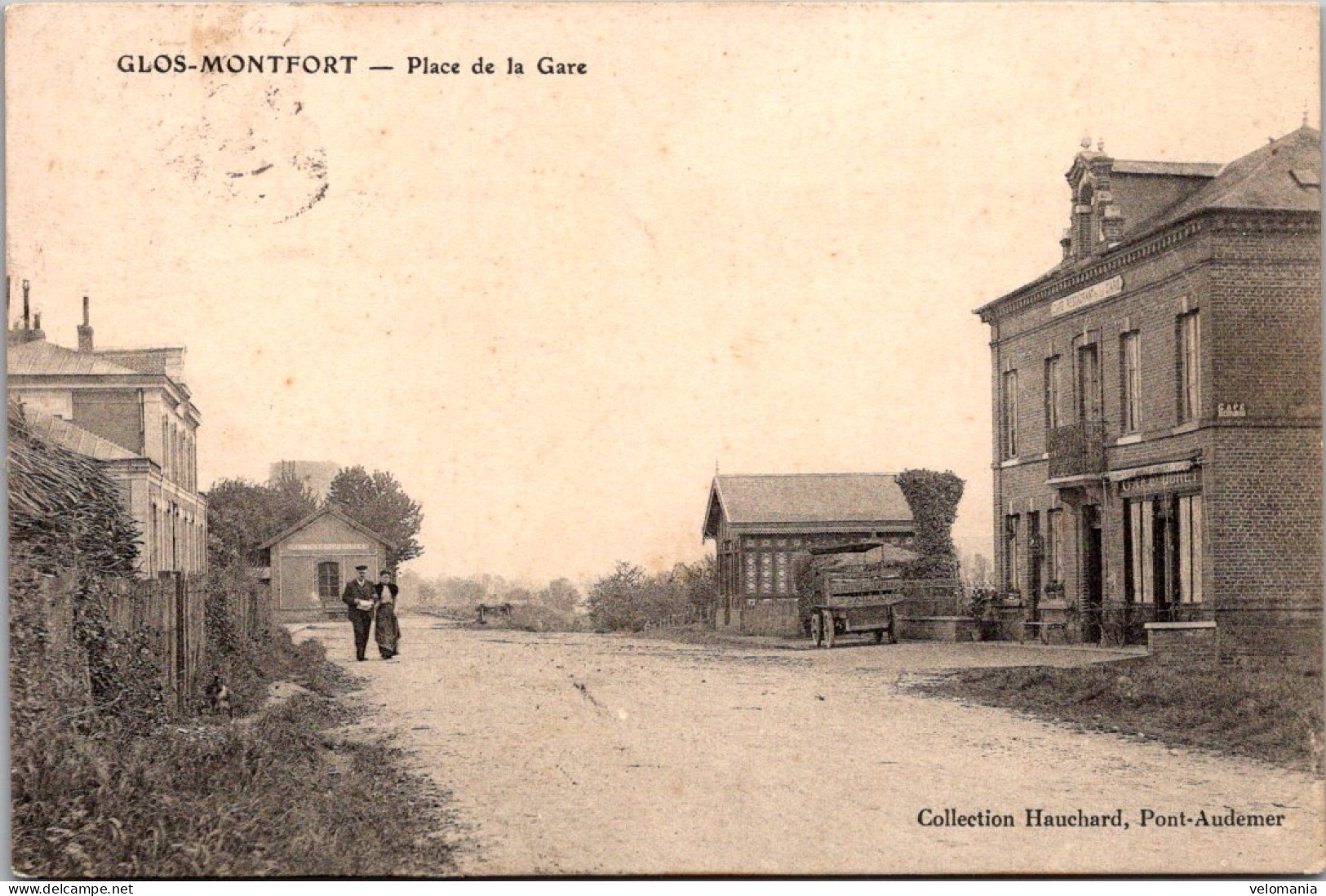 20674 Cpa 27 Glos Montfort - Place De La Gare - Autres & Non Classés