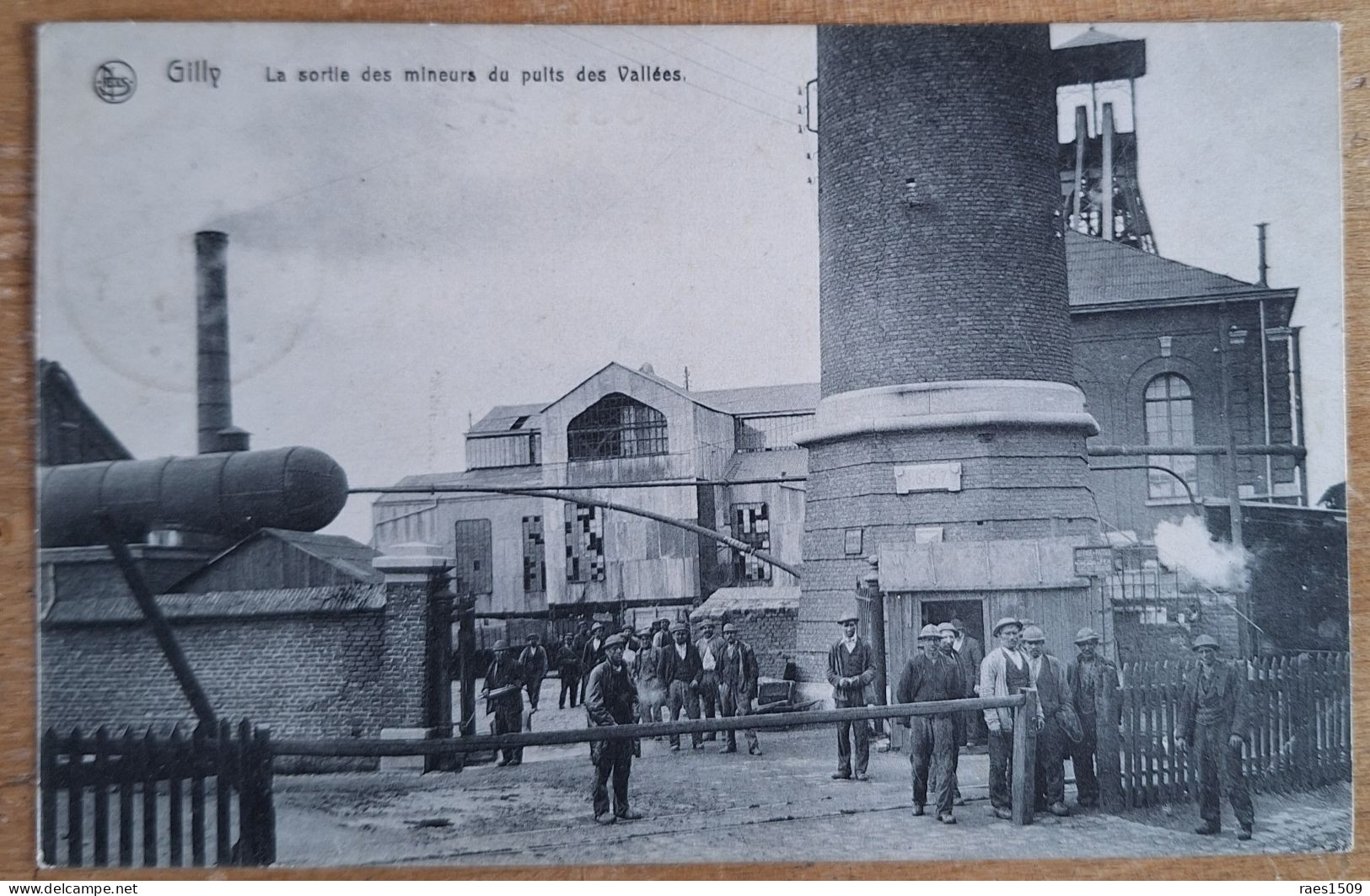 Cp Gilly Sortie Des Mineurs Puits Des Vallées - Charleroi