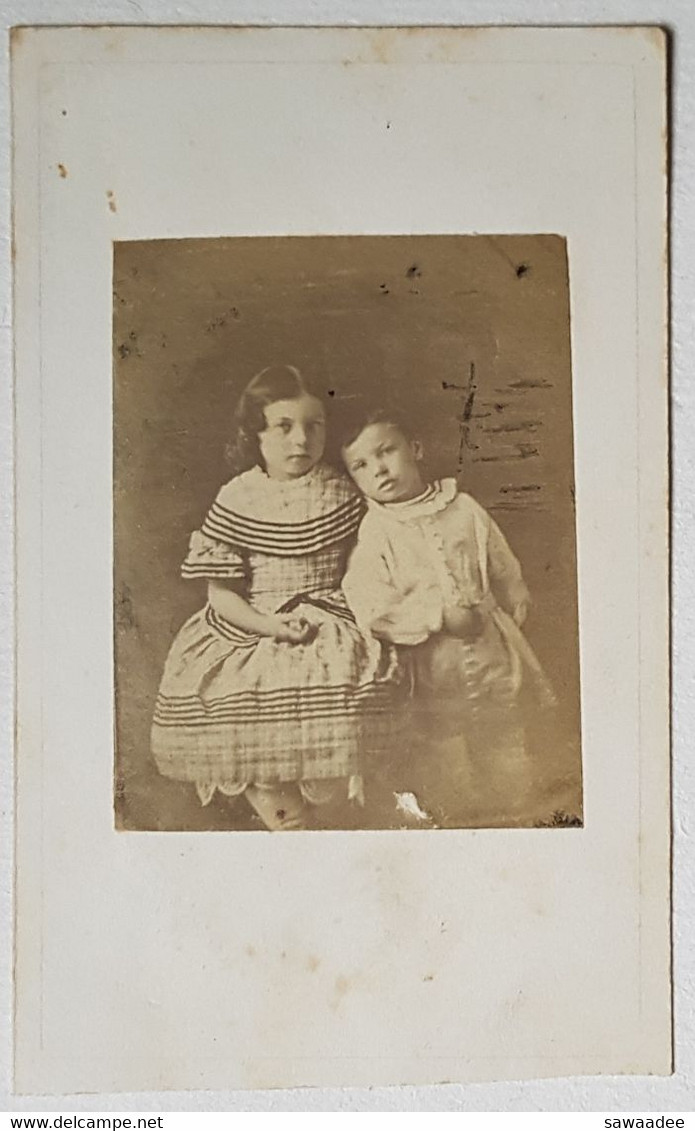 PHOTOGRAPHIE - FIN XIX° - FRANCE - STUDIO - DEUX ENFANTS - IDENTIFICATION AU DOS - - Antiche (ante 1900)