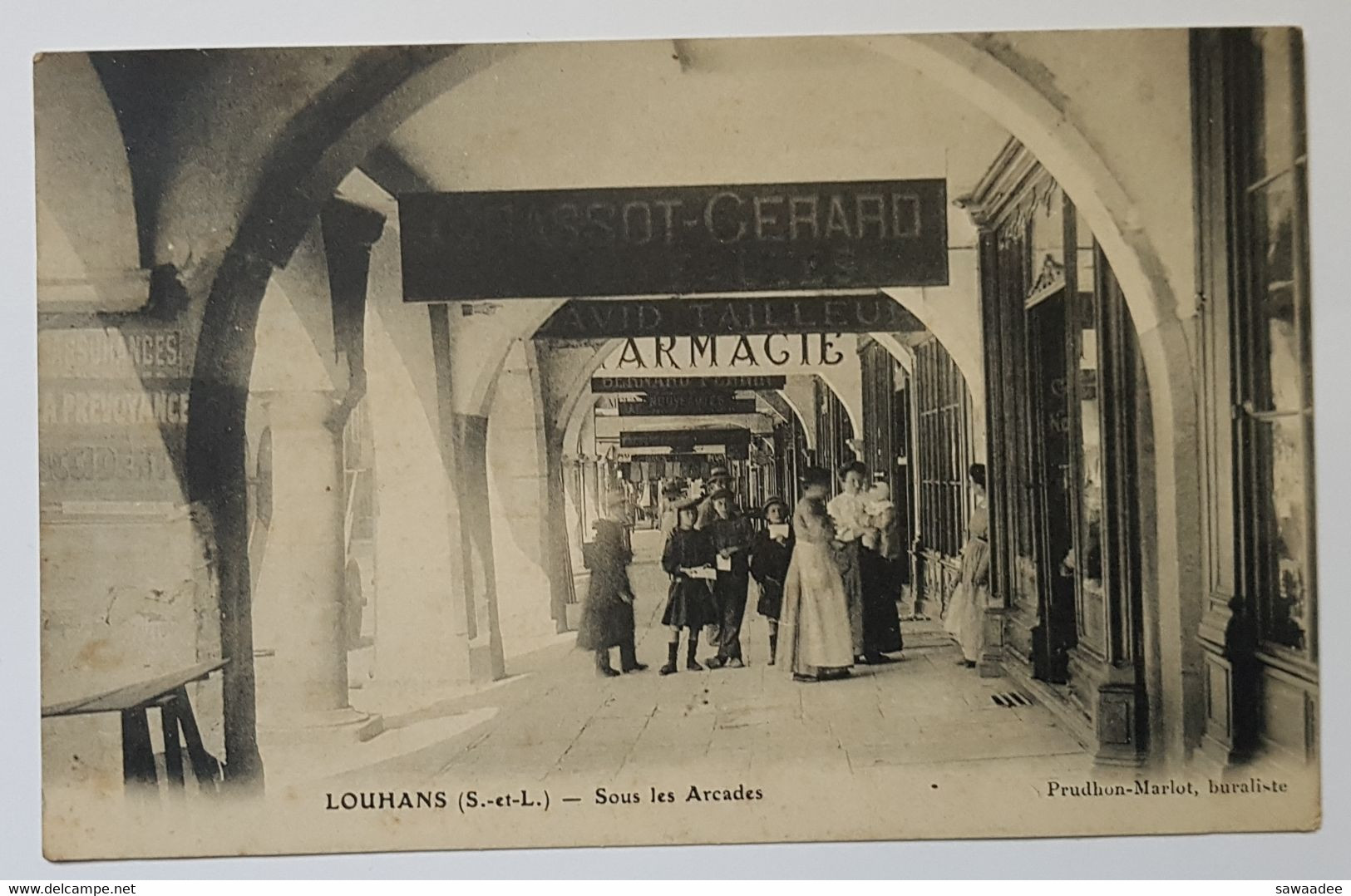 CARTE POSTALE - FRANCE - LOUHANS (71) - SOUS LES ARCADES - PHARMACIE - FEMMES ET ENFANTS - PRUDHON MARLOT BURALISTE - Louhans