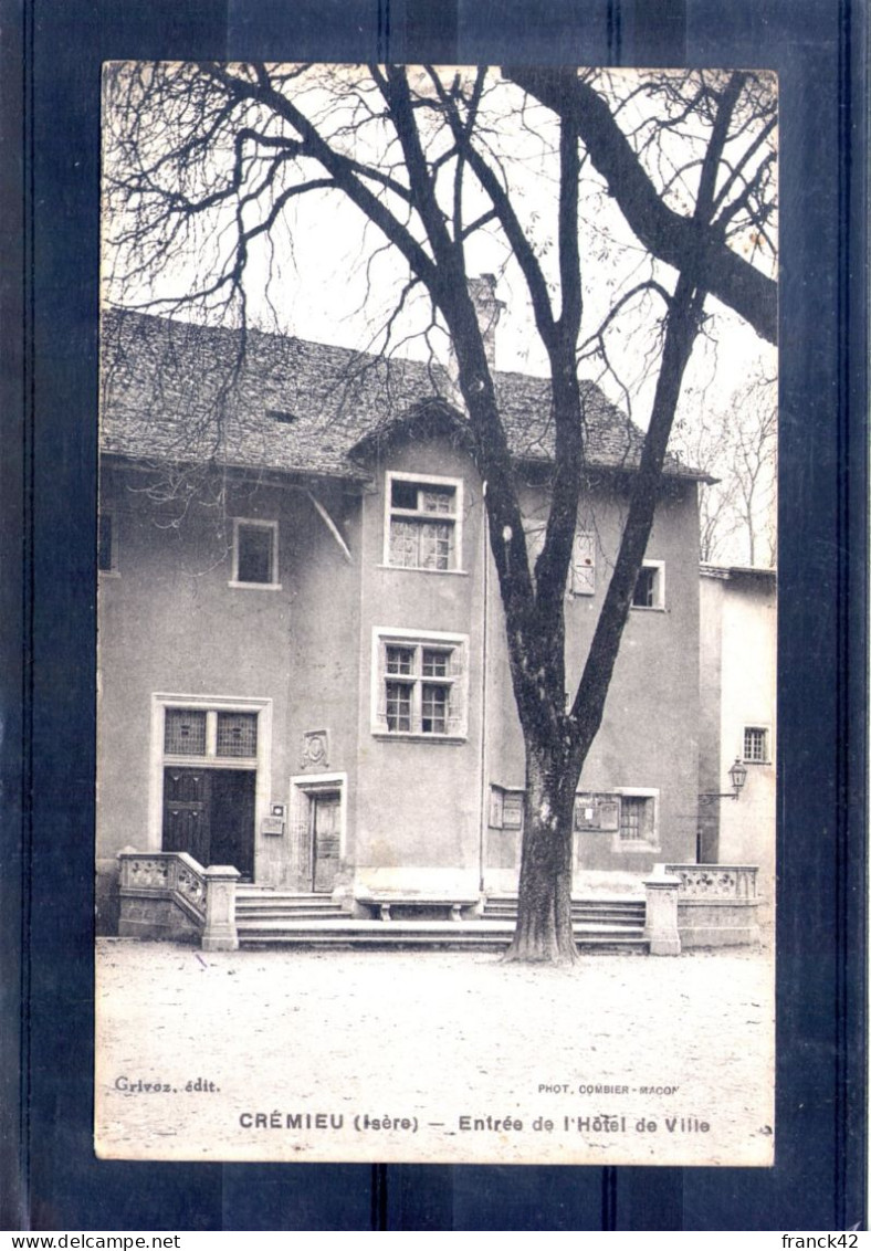 38. Crémieu. Entrée De L'hôtel De Ville - Crémieu