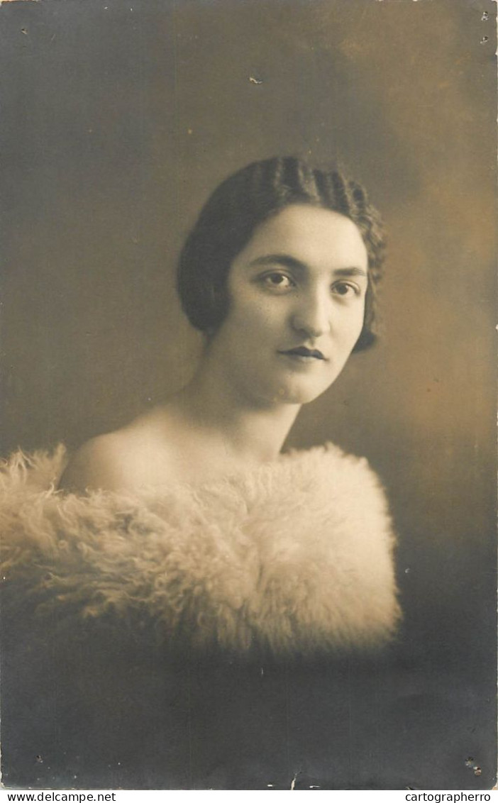 Souvenir Photo Postcard Elegant Woman Coiffure Fur 1928 - Photographs