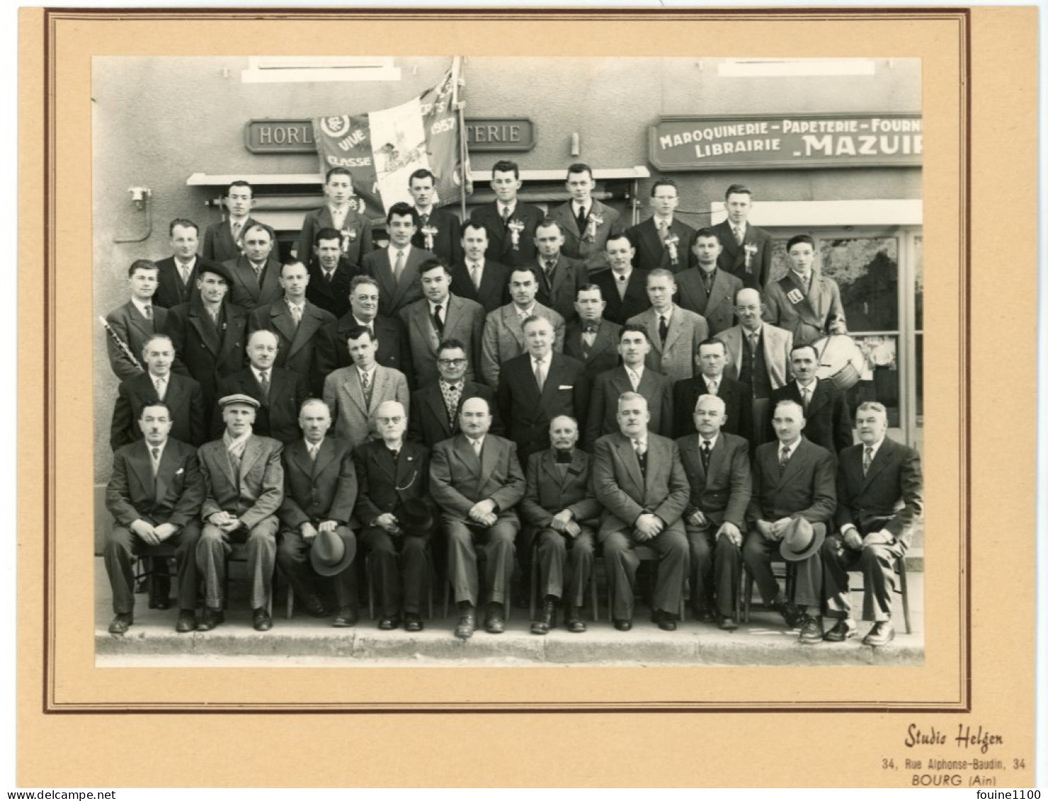 PHOTO ORIGINALE Des Conscrits De 1957 MEZERIAT 01 AIN Devant La Librairie Mazuir Et L'horlogerie Bijouterie à MEZERIAT - Orte