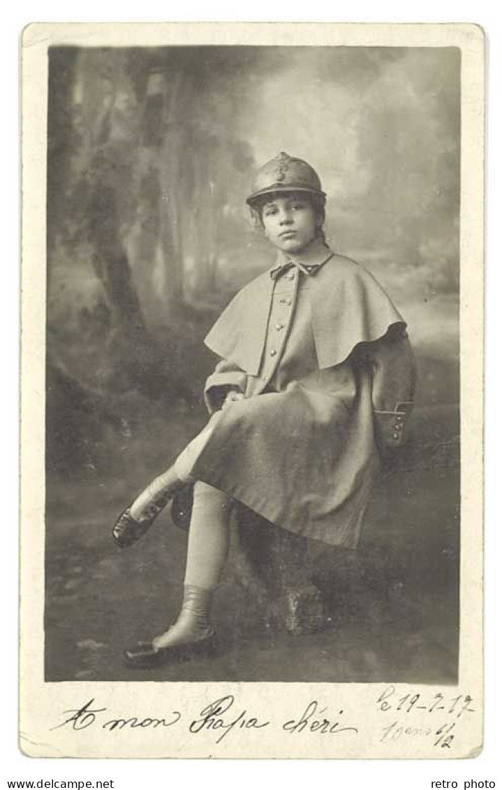 Cpa Carte-photo Enfant Costumé En Soldat Avec Son Casque, 1917 , WW1 - Guerra 1914-18