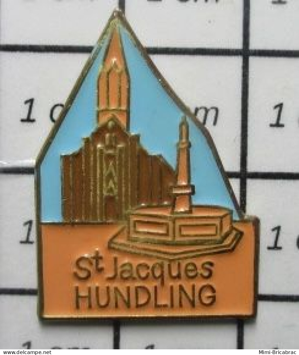 1818 Pin's Pins / Beau Et Rare / VILLES / EGLISE ST JACQUES HUNDLING Moselle Et Le Bassin De Vie De La Moselle-Est, En R - Villes