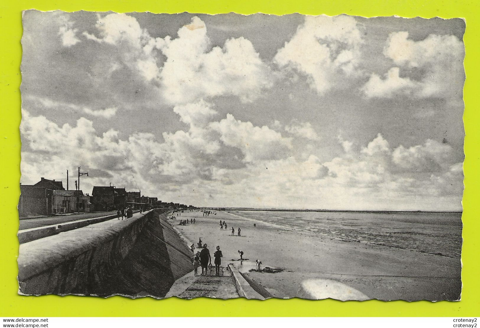 17 CHATELAILLON N°110 Effet De Nuages Enfants Sur La Plage Femme Avec Une Raquette ? VOIR DOS En 1954 - Châtelaillon-Plage