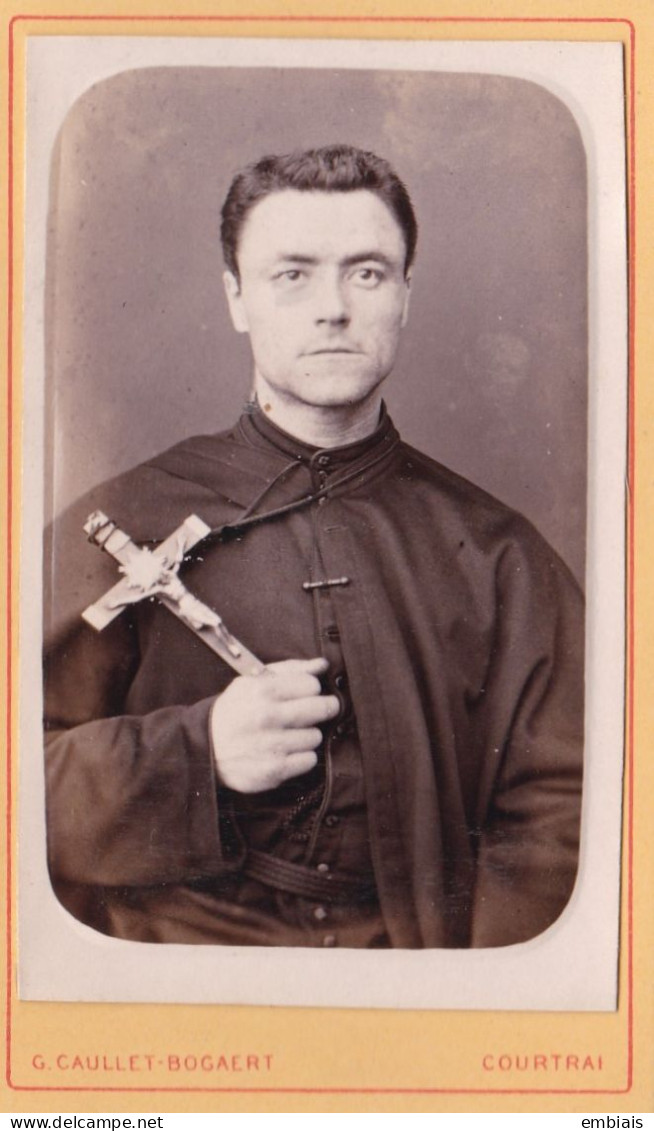 COURTRAI - Photo CDV D'un Séminariste, Prêtre Tenant Un Crucifix Par Le Photographe G.CAULLET- BOGAERT, Courtrai - Old (before 1900)