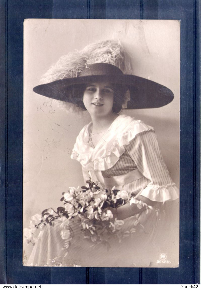 Portrait De Femme Au Chapeau - Frauen