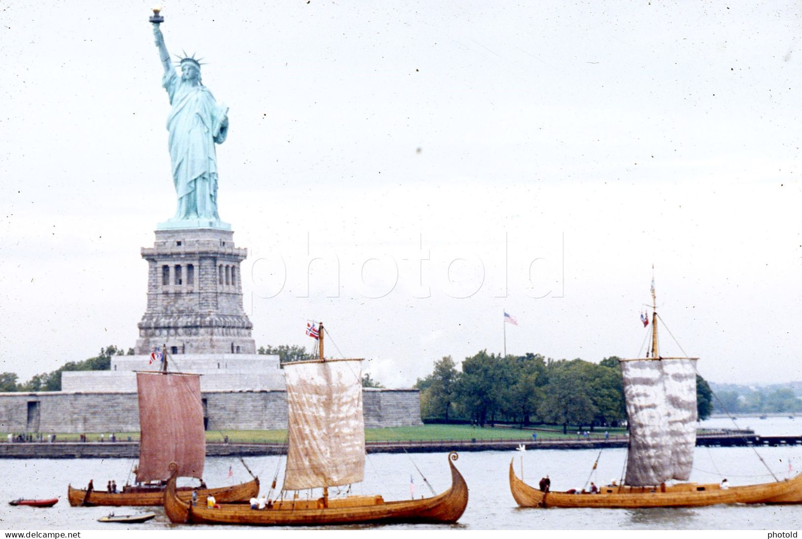 80s VIKING NORDIC BOATS NEW YORK NYC USA ASSOCIATED PRESS DIAPOSITIVE SLIDE Not PHOTO No FOTO NB4127 - Diapositives