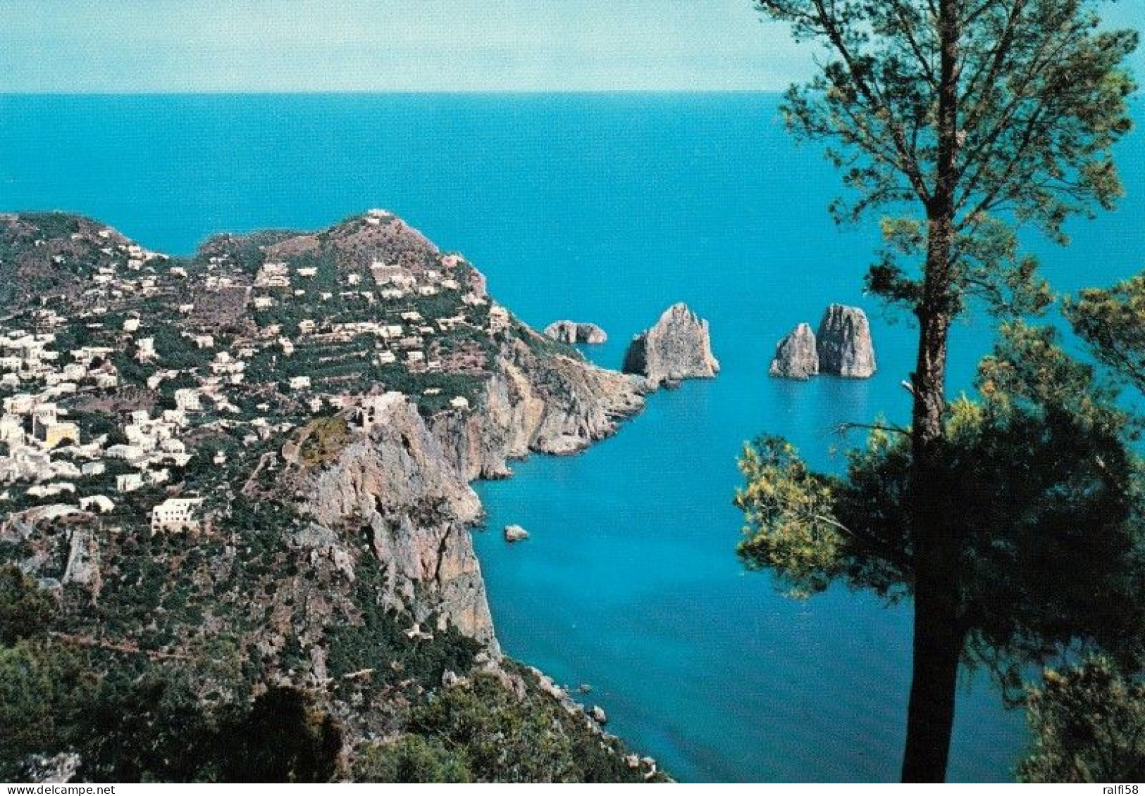 1 AK Italien / Italy * Blick Auf Den Ort Faraglioni Und Die 4 Faraglioni-Felsen - Sie Liegen Vor Der Insel Capri * - Autres & Non Classés