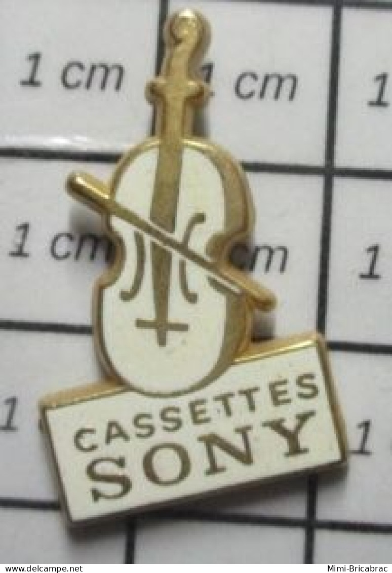 1818B Pin's Pins / Beau Et Rare / THEME : MUSIQUE / CASSETTES SONY GUITARE A 2 CORDES C’est Pour Un Bassiste ! Par TOSCA - Música