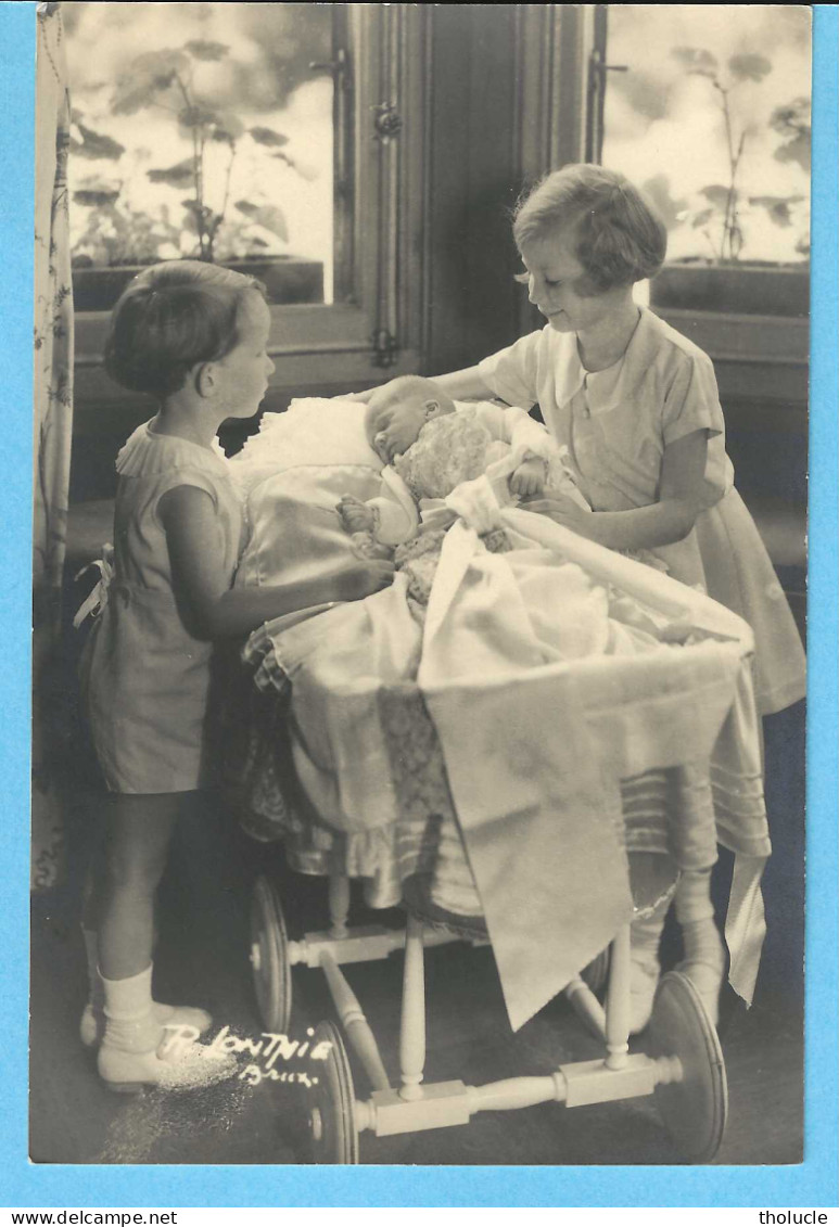 Photo  Signée R.Lonthie, Bruxelles-Belgique-1934-Les Enfants Royaux-Prince Baudouin-Joséphine Charlotte-Albert-(Berceau) - Persone Identificate