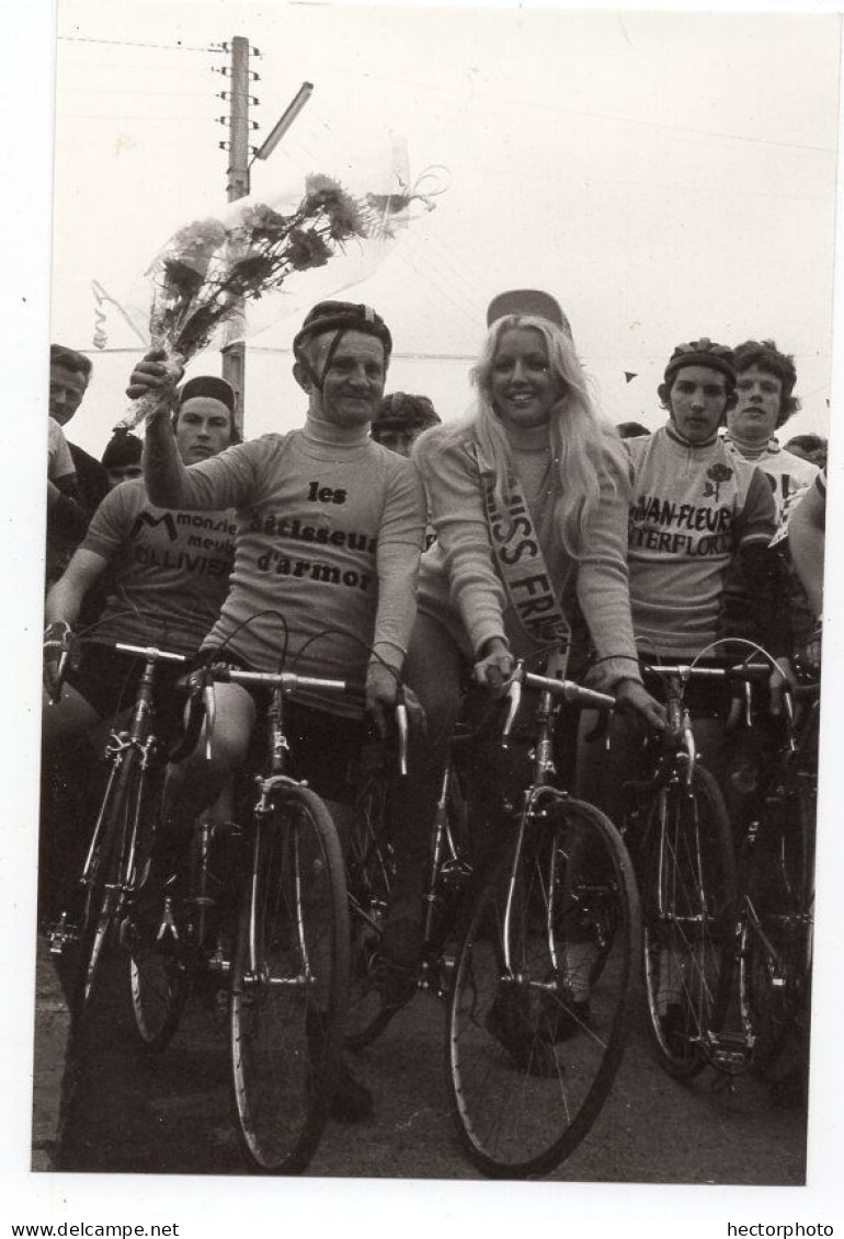 Snapshot Velo Course Coureur Tour De France ? à Situer Identifier Criterium Pub Maillot Jean ROBIC ? Miss France 72 ? - Ciclismo