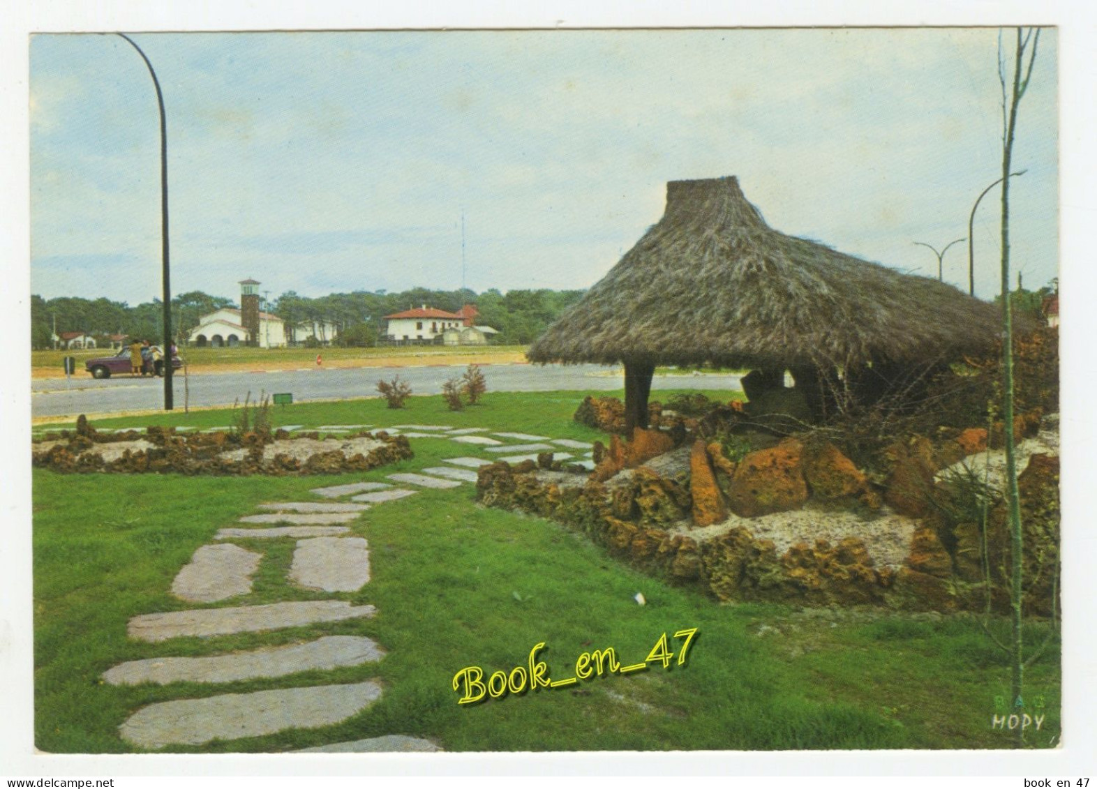 {92013} 40 Landes Biscarrosse Plage , L' Entrée De La Ville Et L' Eglise ; Animée ; Ancienne Fontaine - Biscarrosse