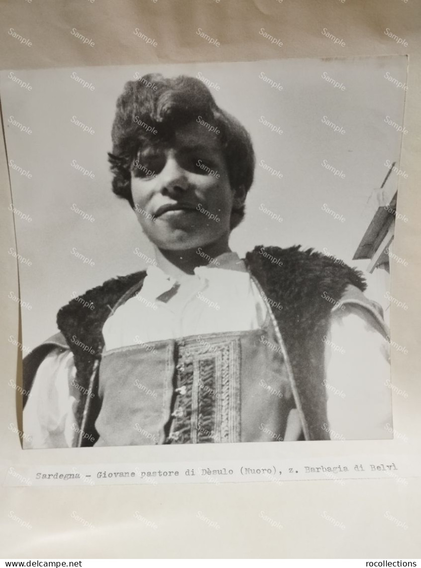 Italia Foto Folklore Costumi Etnici Sardegna GIOVANE PASTORE DI DESULO (Nuoro). Z. Barbagia Di Belvì. 18x18 Cm. - Europe