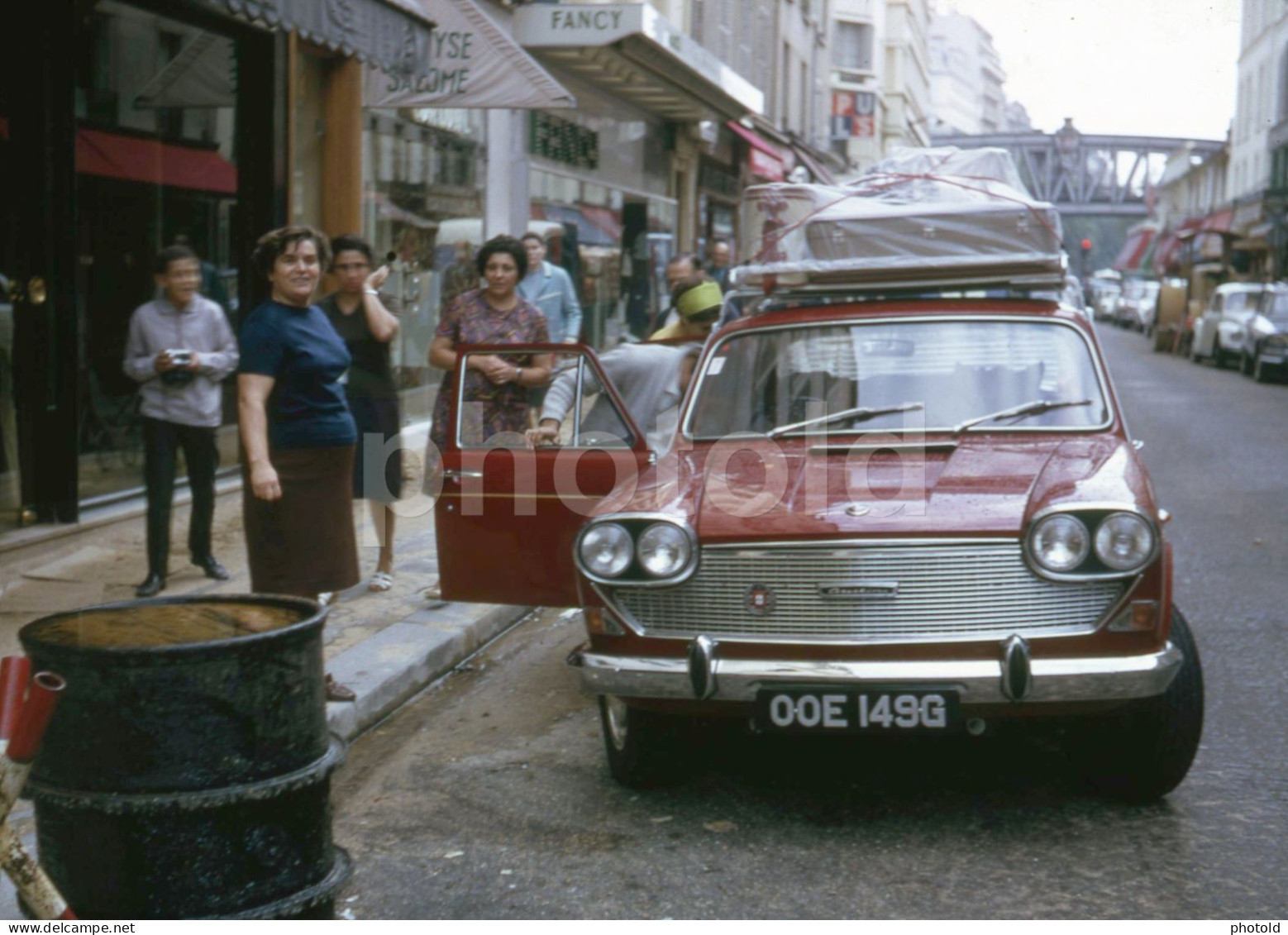 1969 UK PLATE AUSTIN 3 LITRE CAR RUE DU COMMERCE PARIS FRANCE 35mm AMATEUR DIAPOSITIVE SLIDE Not PHOTO No FOTO NB4129 - Diapositives (slides)