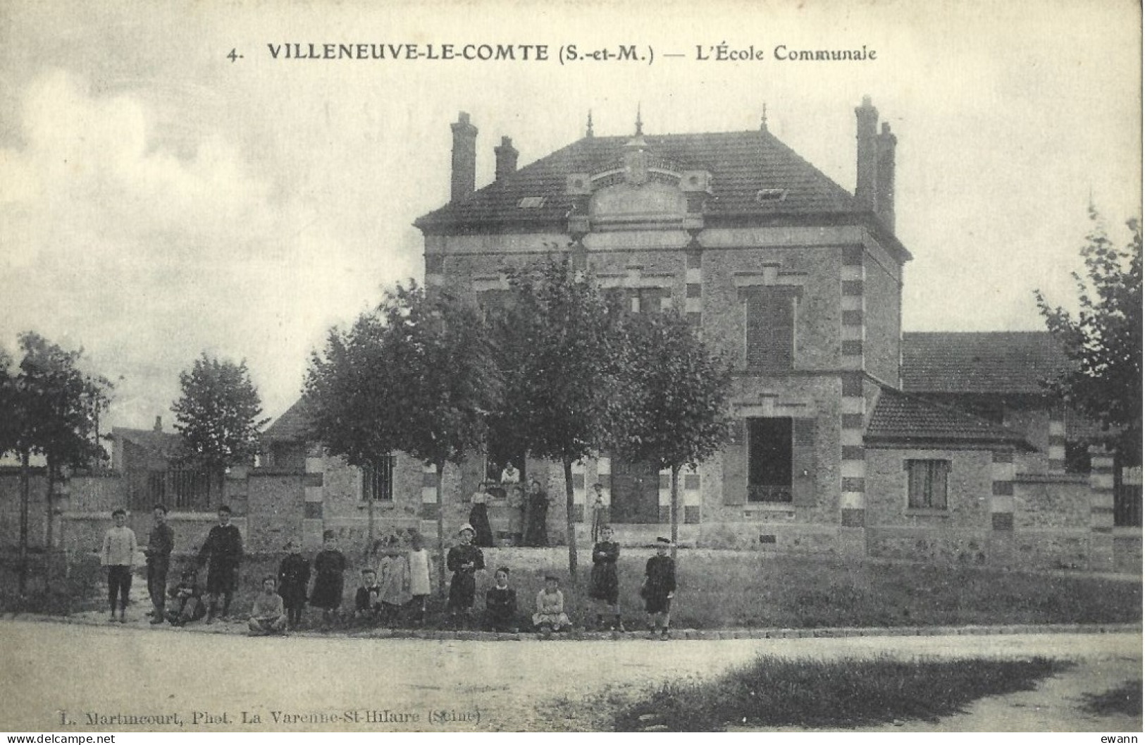 CPA - Villeneuve-le-Comte - L'Ecole Communale - Otros & Sin Clasificación