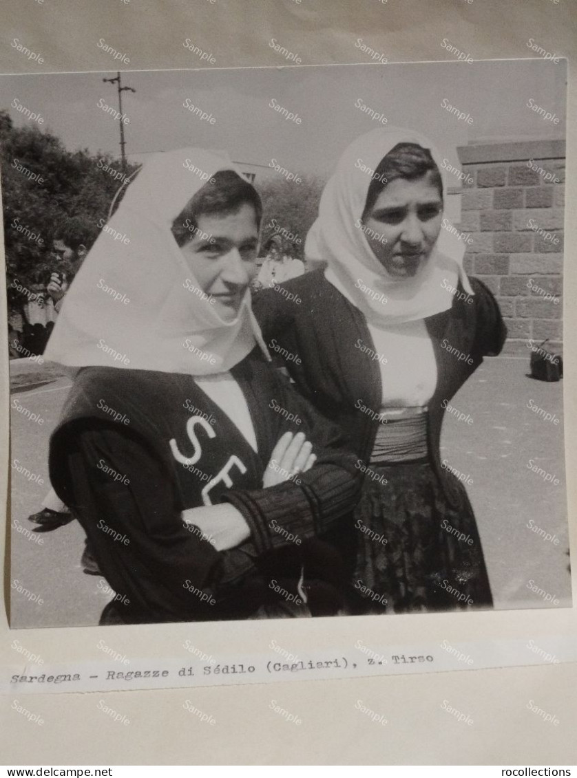 Italia Foto Folklore Costumi Etnici Sardegna. Ragazze Di Sédrilo (Cagliari). Z. Tirso. 18x18 Cm. - Europa