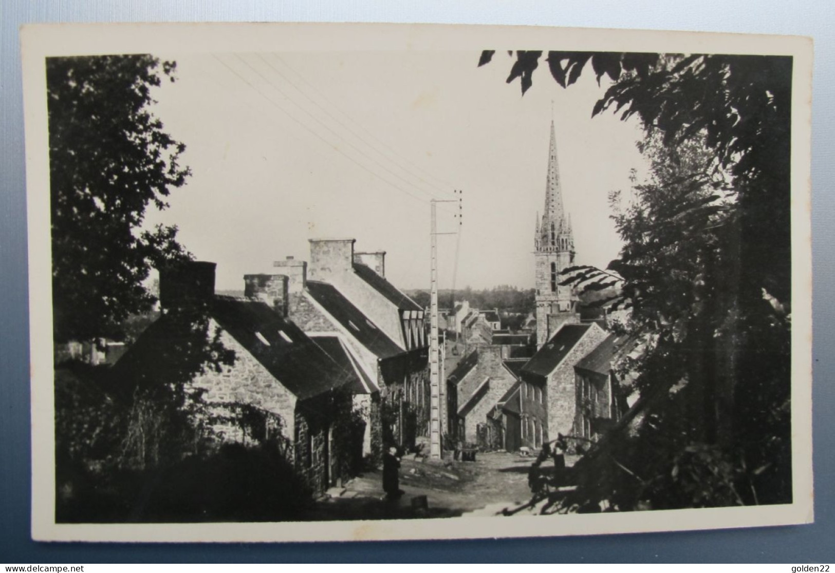 LOGUIVY-PLOUGRAS. Une Petite Rue. - Andere & Zonder Classificatie