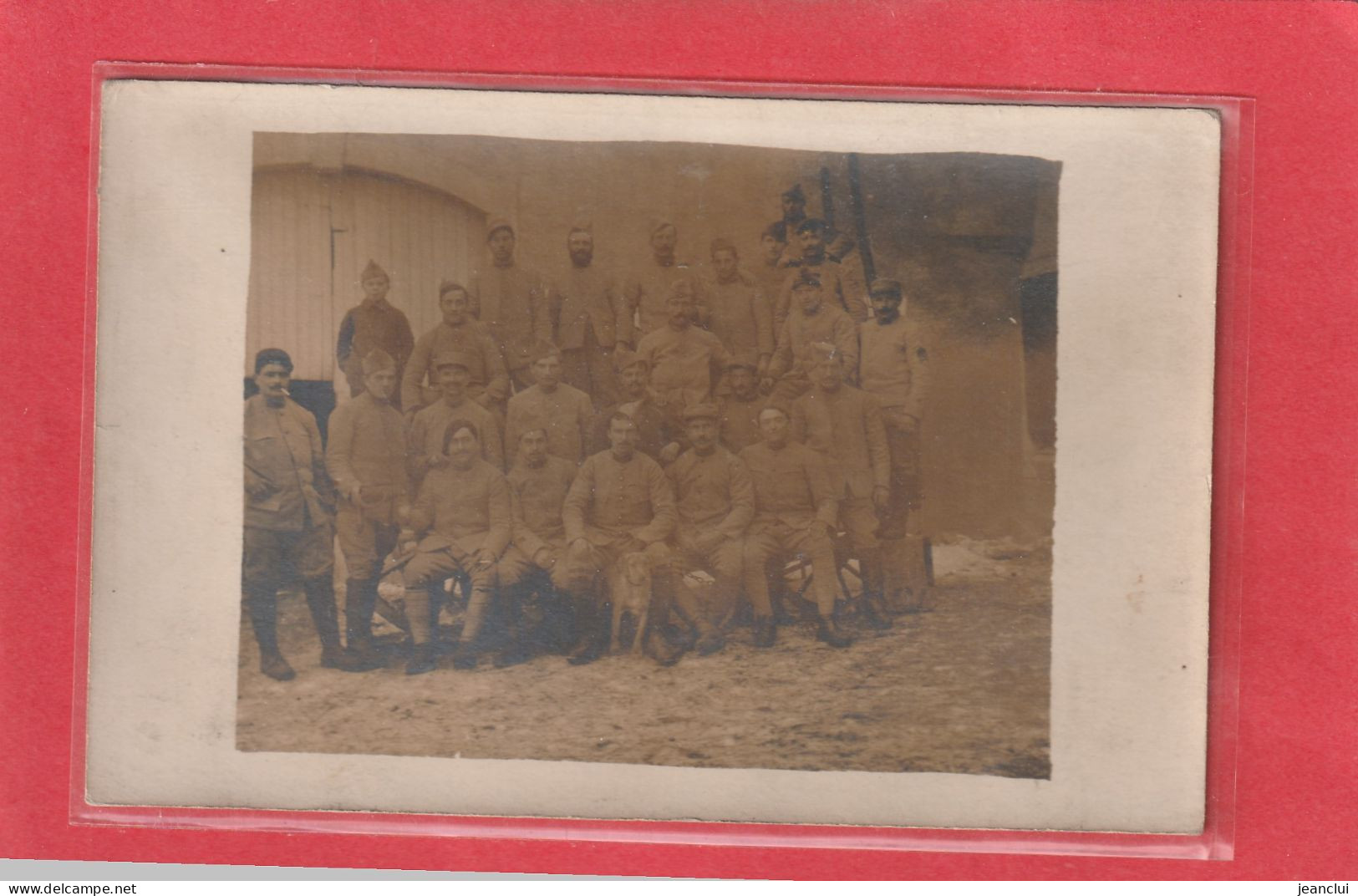 CARTE-PHOTO  .  GROUPE DE MILITAIRES NON SITUES AVEC 1 CHIEN - Guerre 1914-18