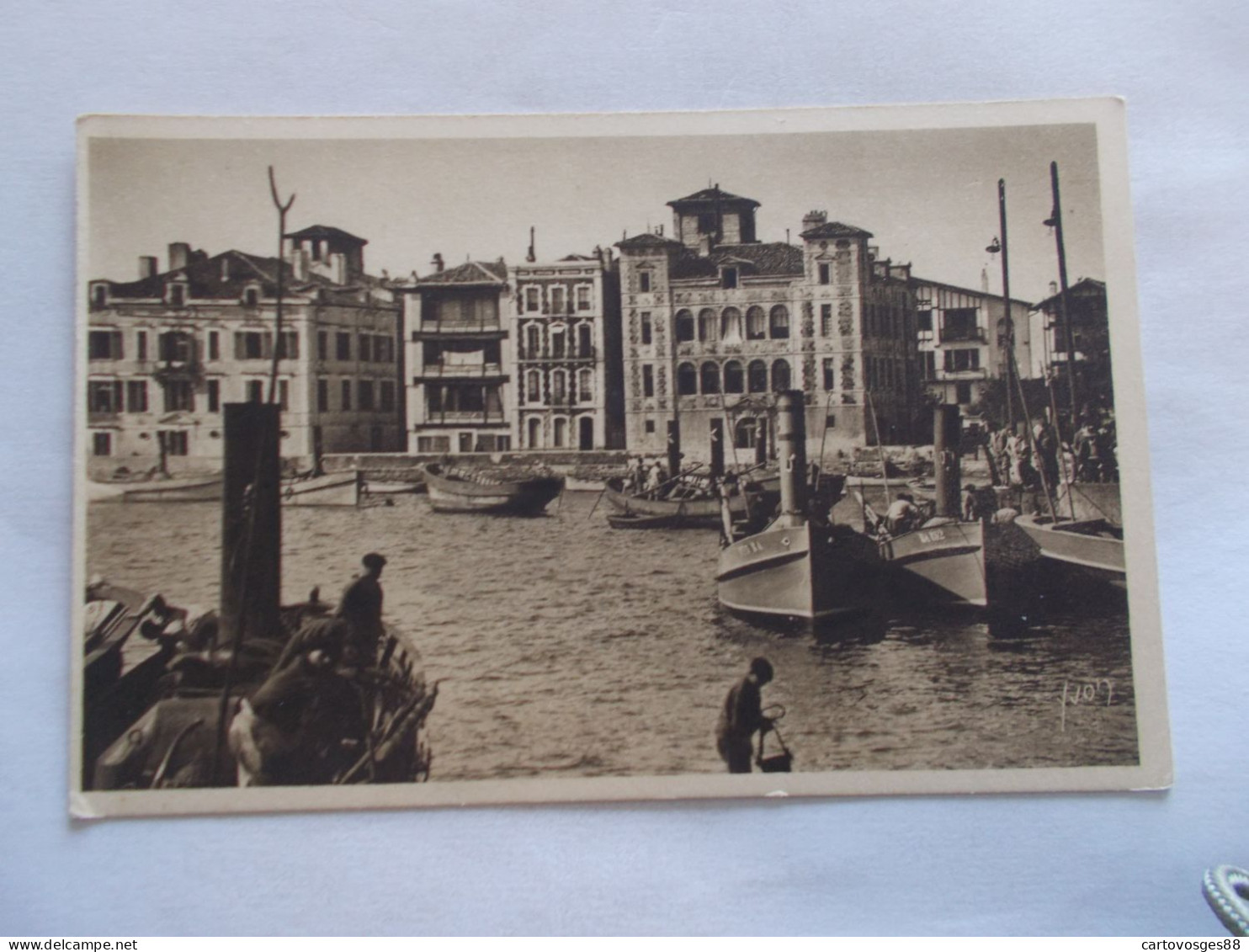 SAINT JEAN DE LUZ  ( 64 Pyrenees Atlantiques ) LE PONT ET LA MAISON DE L INFANTE  BATEAUX DE PECHE PECHEURS ANIMEES - Saint Jean De Luz