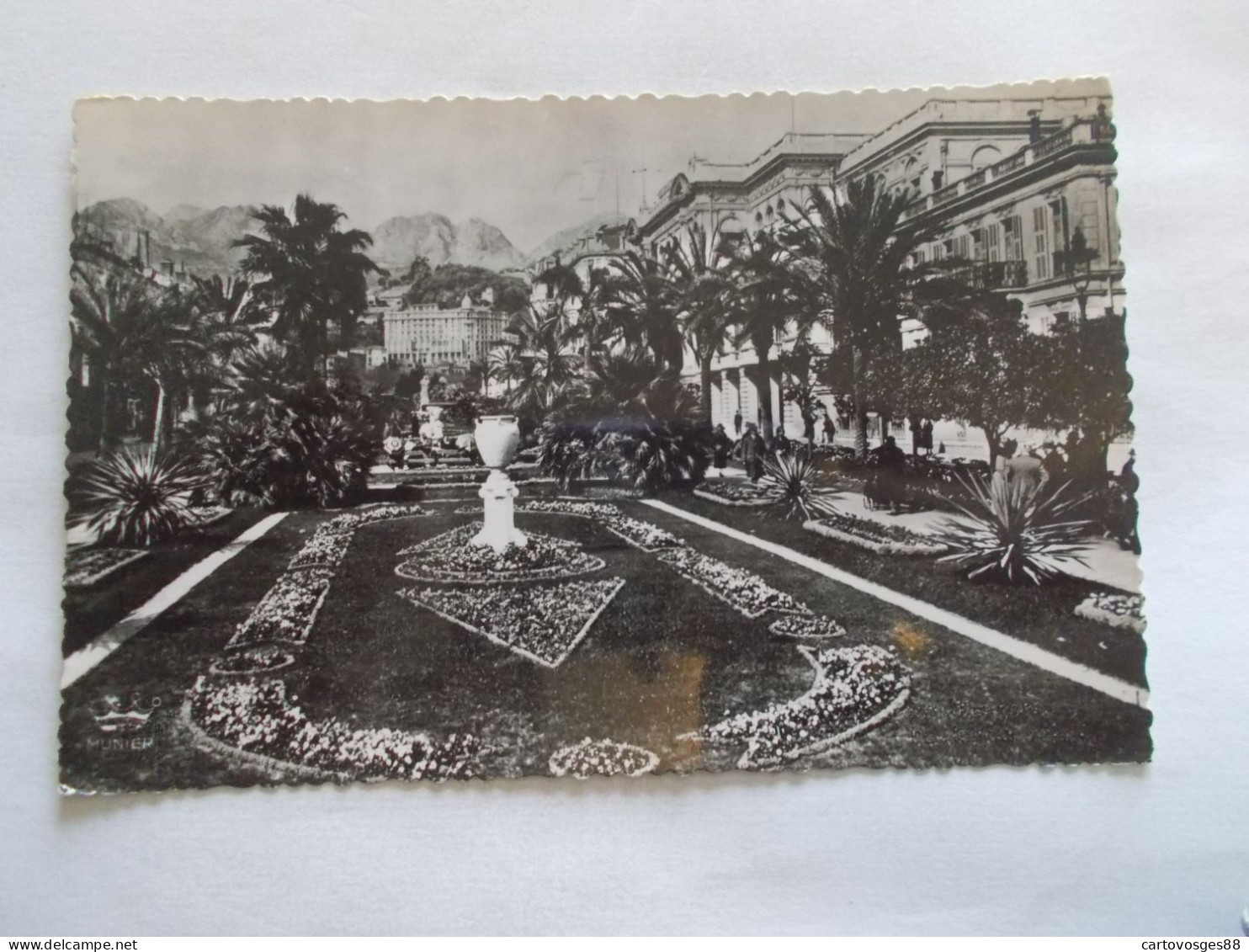 MENTON  ( 06 Alpes Maritimes )  LE JARDIN PUBLIC  TRES ANIMEES  1952 - Menton