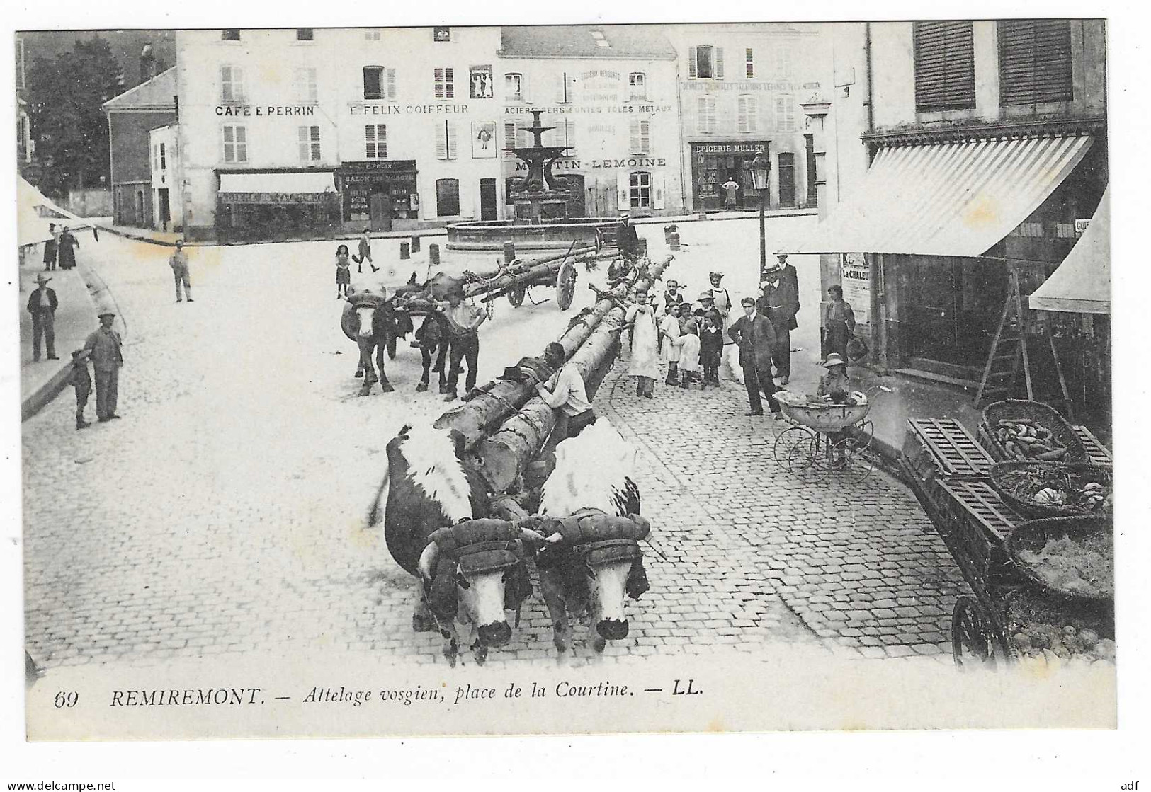 CPA ANIMEE REMIREMONT, ATTELAGE VOSGIEN, BELLE ANIMATION SUR LA PLACE DE LA COURTINE, VOSGES 88 - Remiremont