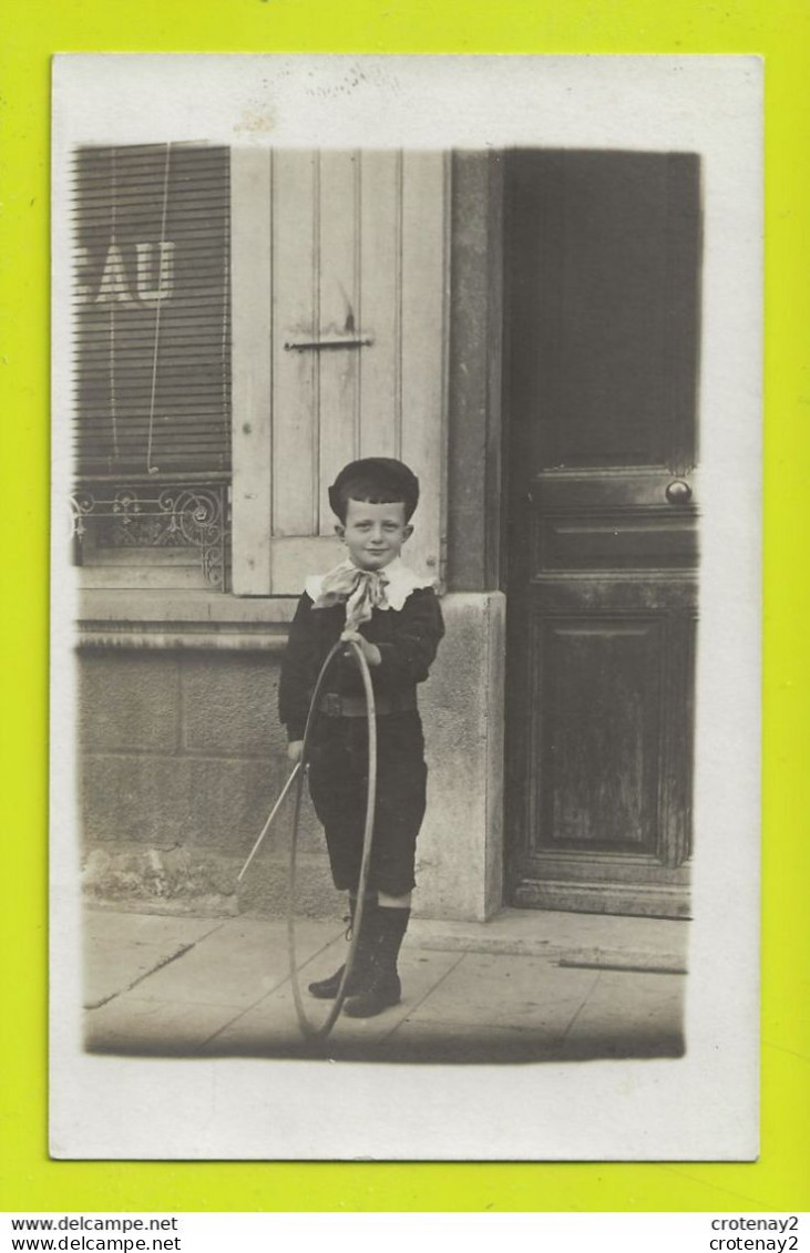 Carte Photo N. Fortuné 70 Rue Nicolas Chorier GRENOBLE VOIR DOS Enfant GAMIN Jouant Au Cerceau VOIR Tampon N. Fortuné - Altri & Non Classificati