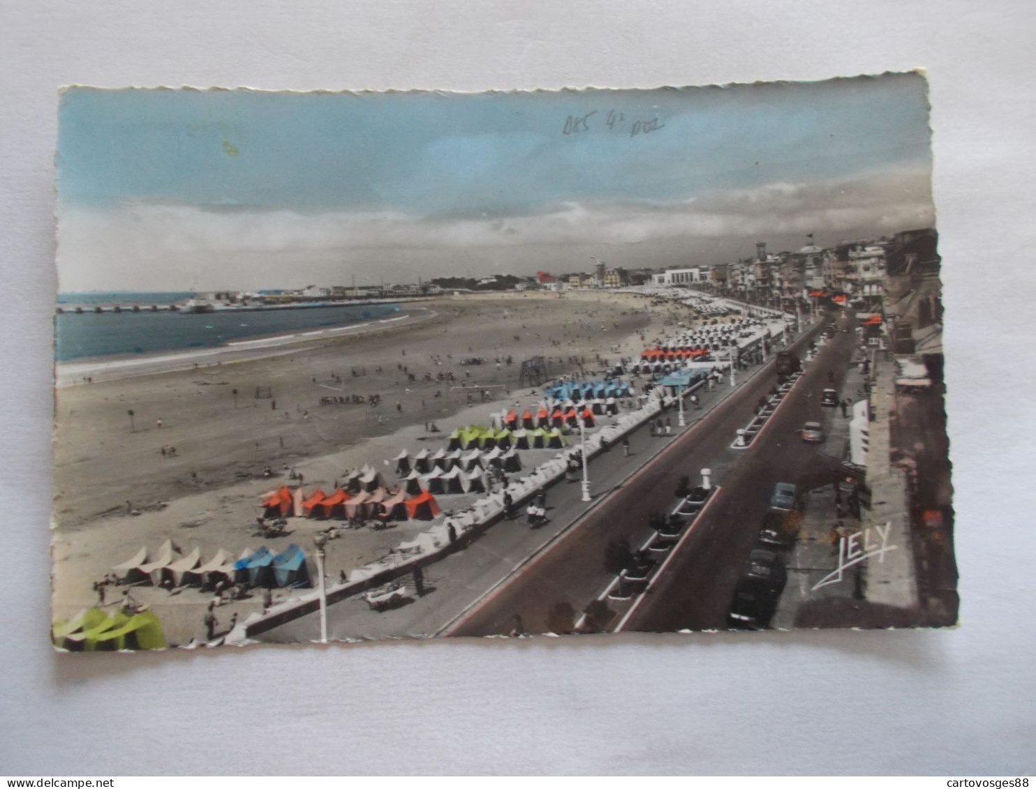 LES SABLES  D OLONNE ( 85 Vendee )  LA PLAGE TRES ANIMEES  VIEILLES AUTOS  BELLE VUE COLORISER - Sables D'Olonne