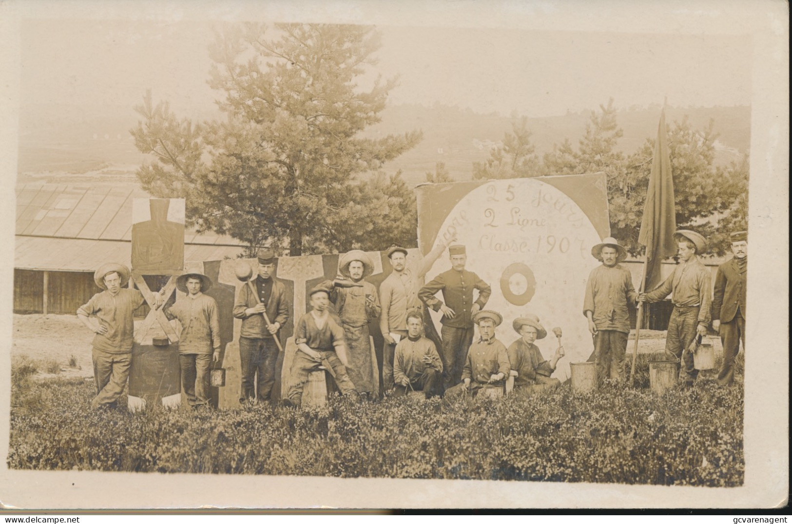 FOTOKAART  - ACHTERAAN STAAT  BELGISCHE SOLDATEN GEINTERNEERD IN NEDERLAND - VOORAAN ENCORE 25 JOUR 2 LIGNE CLASSE 1907 - War 1914-18