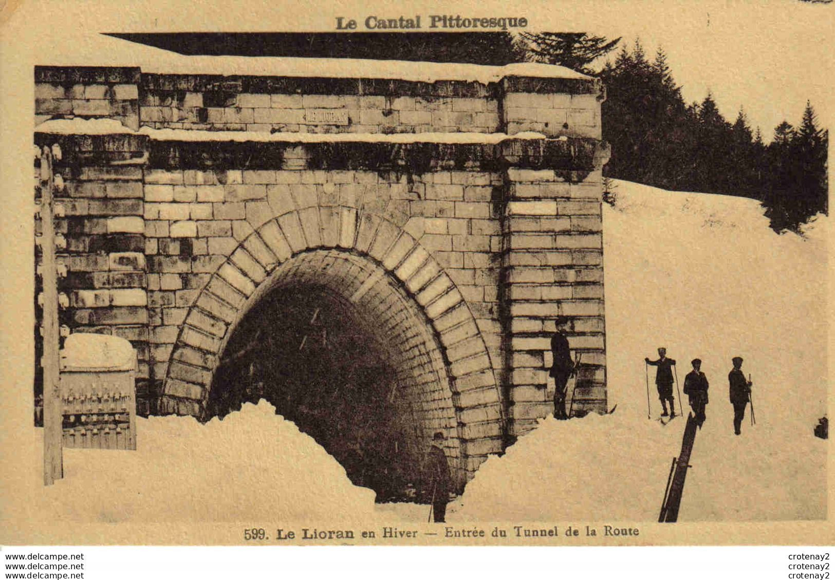 15 LE LIORAN Vers Murat N°599 En Hiver Entrée Du Tunnel De La Route Animée Skieurs Le Cantal Pittoresque VOIR DOS - Murat