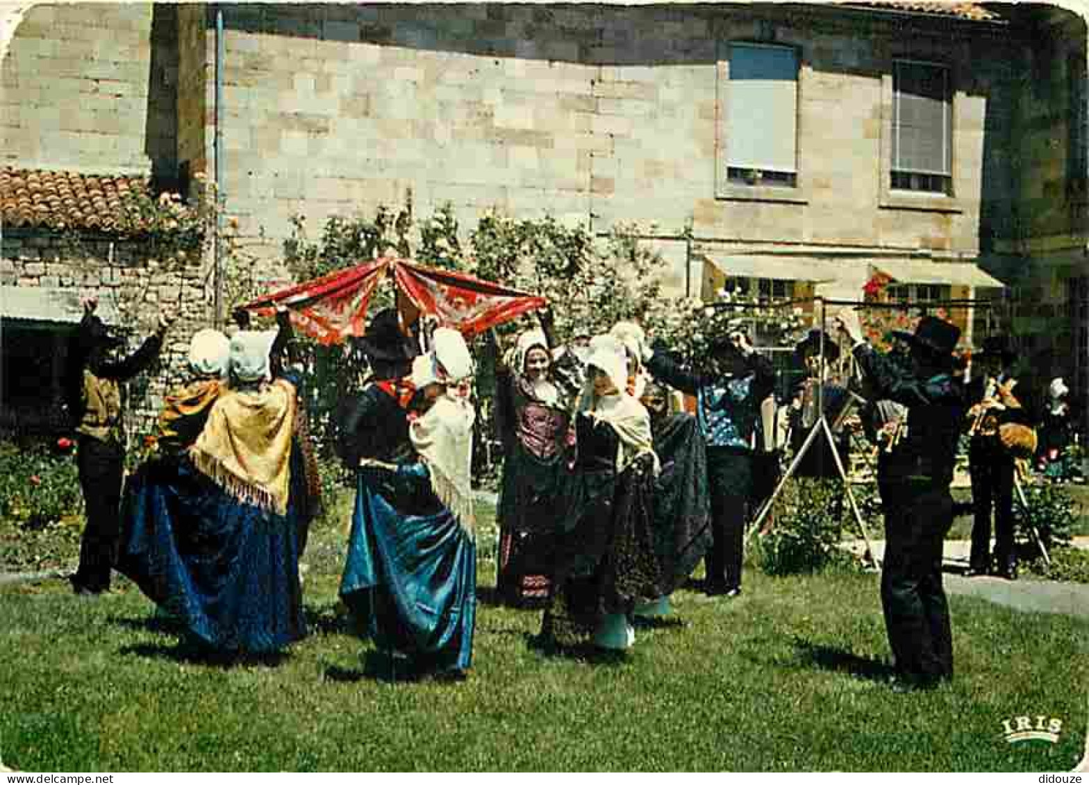 Folklore - Danses - Folklore D'Auvergne - La Bourrée - CPM - Voir Scans Recto-Verso - Danses