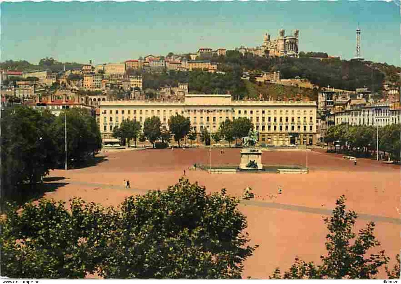 69 - Lyon - Place Bellecour - Statue équestre De Louis XIV - Colline De Fourvière - Flamme Postale Des Floralies Paris 1 - Autres & Non Classés