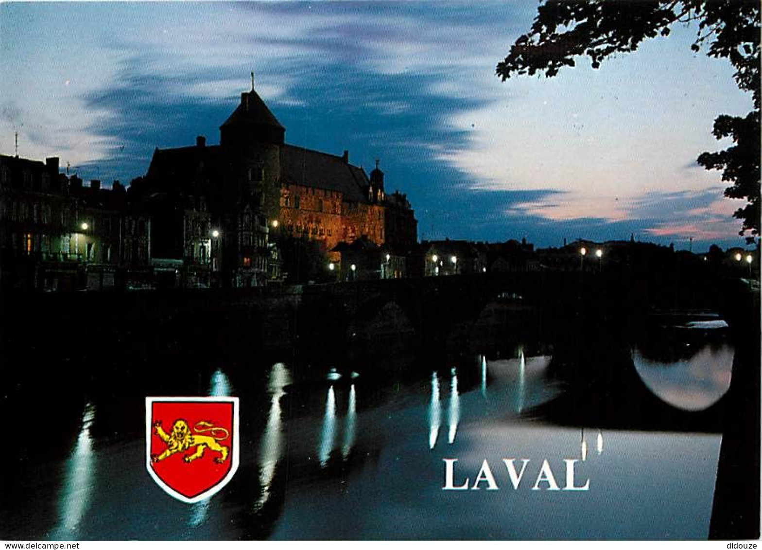53 - Laval - Le Château Illunniné - Vue De Nuit - Blasons - CPM - Voir Scans Recto-Verso - Laval