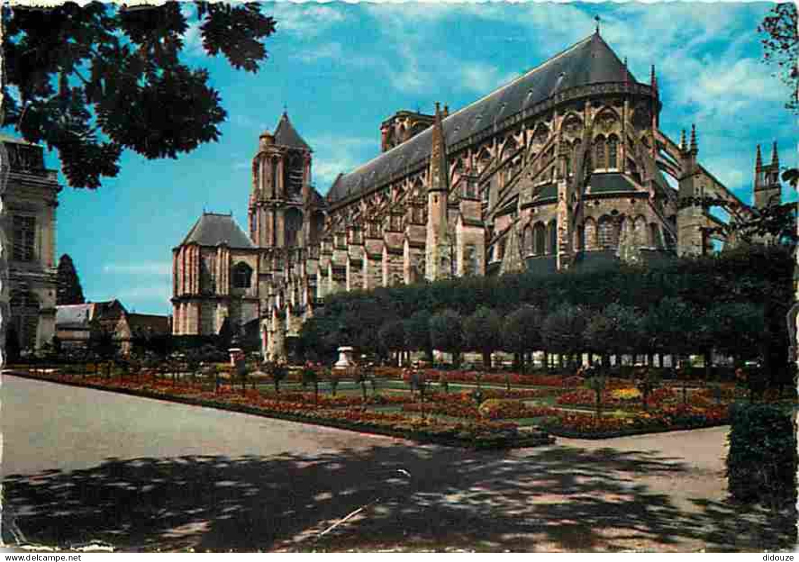 18 - Bourges - La Cathédrale Saint Etienne - Voir Timbre - CPM - Voir Scans Recto-Verso - Bourges