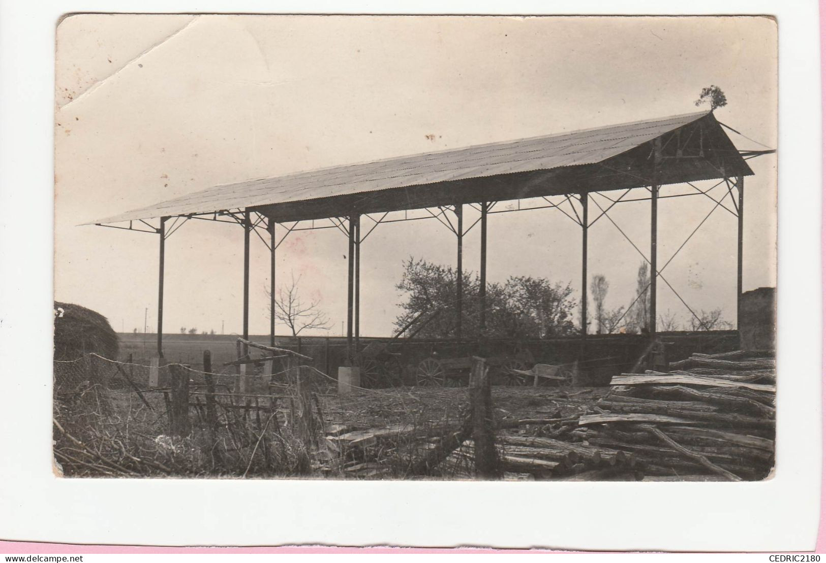 CARTE PHOTO D'UN HANGAR - Photographie