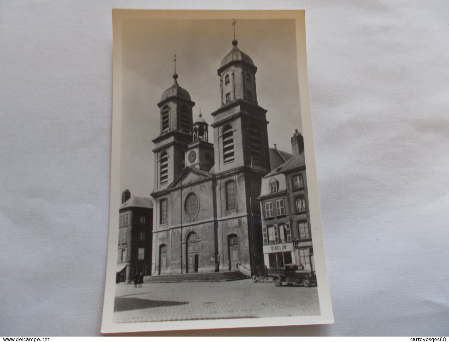 SEDAN ( 08 Ardennes ) L EGLISE SAINT CHARLES ANIMEES VIEILLE AUTO MAGASIN DIDELON - Sedan