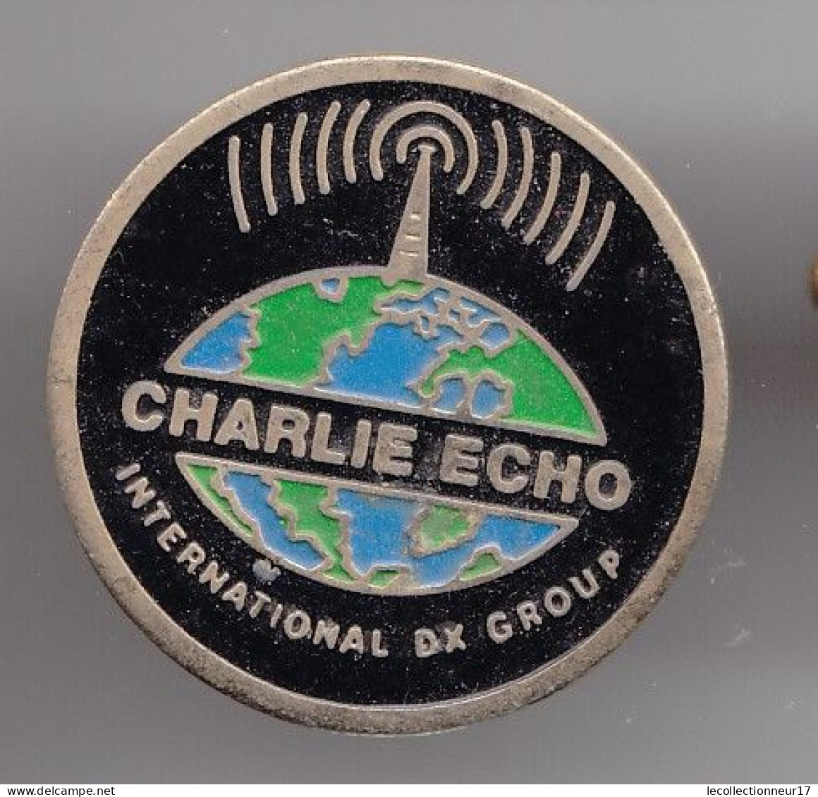 Pin's Charlie Echo International Dx Group   Réf 3192 - Médias