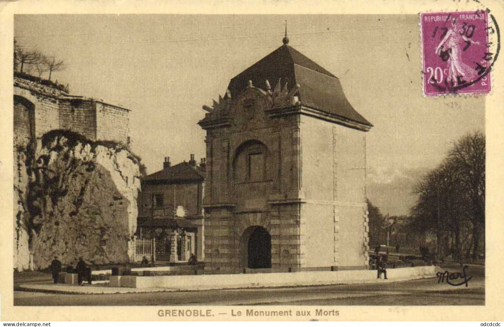 DESTOCKAGE Avant fermeture boutique BON LOT 100 CPA MILITARIA  Patriotiques Monument aux Morts ...  (toutes scannées )