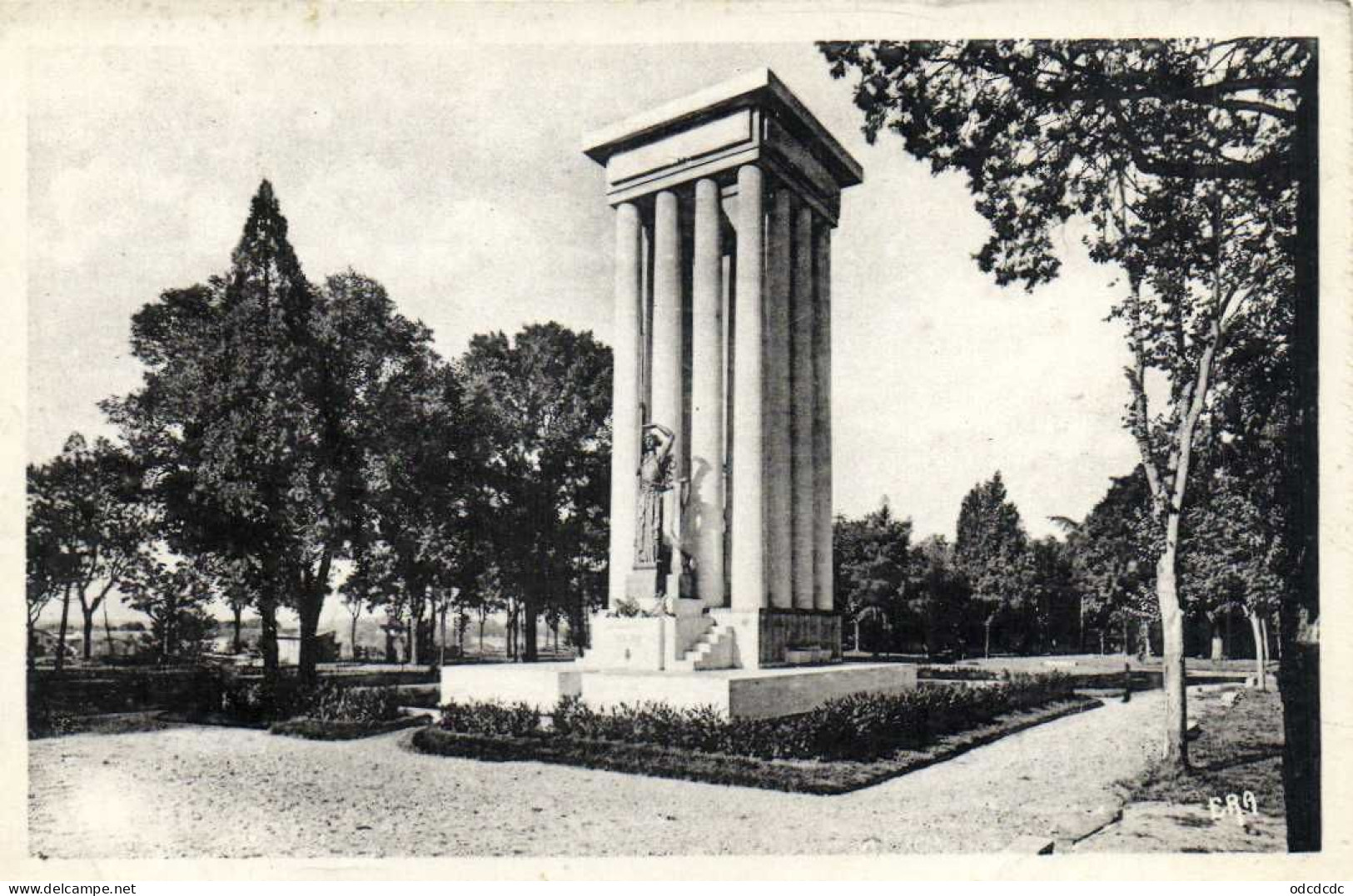 DESTOCKAGE Avant fermeture boutique BON LOT 100 CPA MILITARIA  Patriotiques Monument aux Morts ...  (toutes scannées )