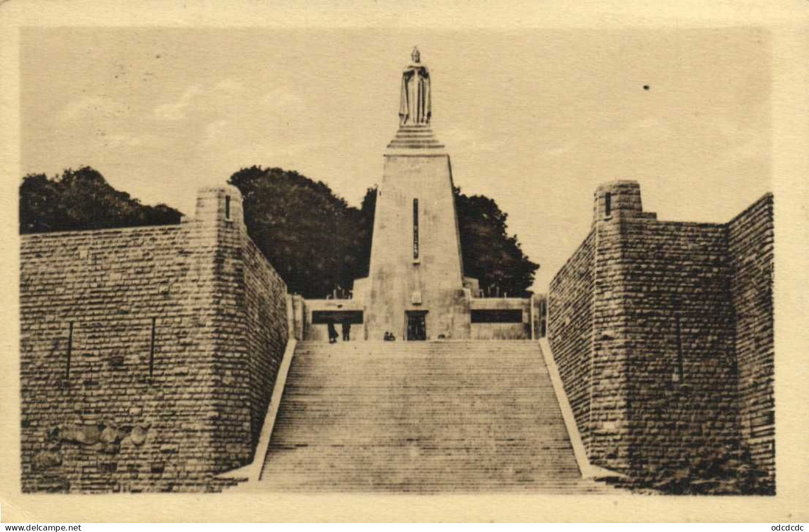 DESTOCKAGE Avant fermeture boutique BON LOT 100 CPA MILITARIA  Patriotiques Monument aux Morts ...  (toutes scannées )