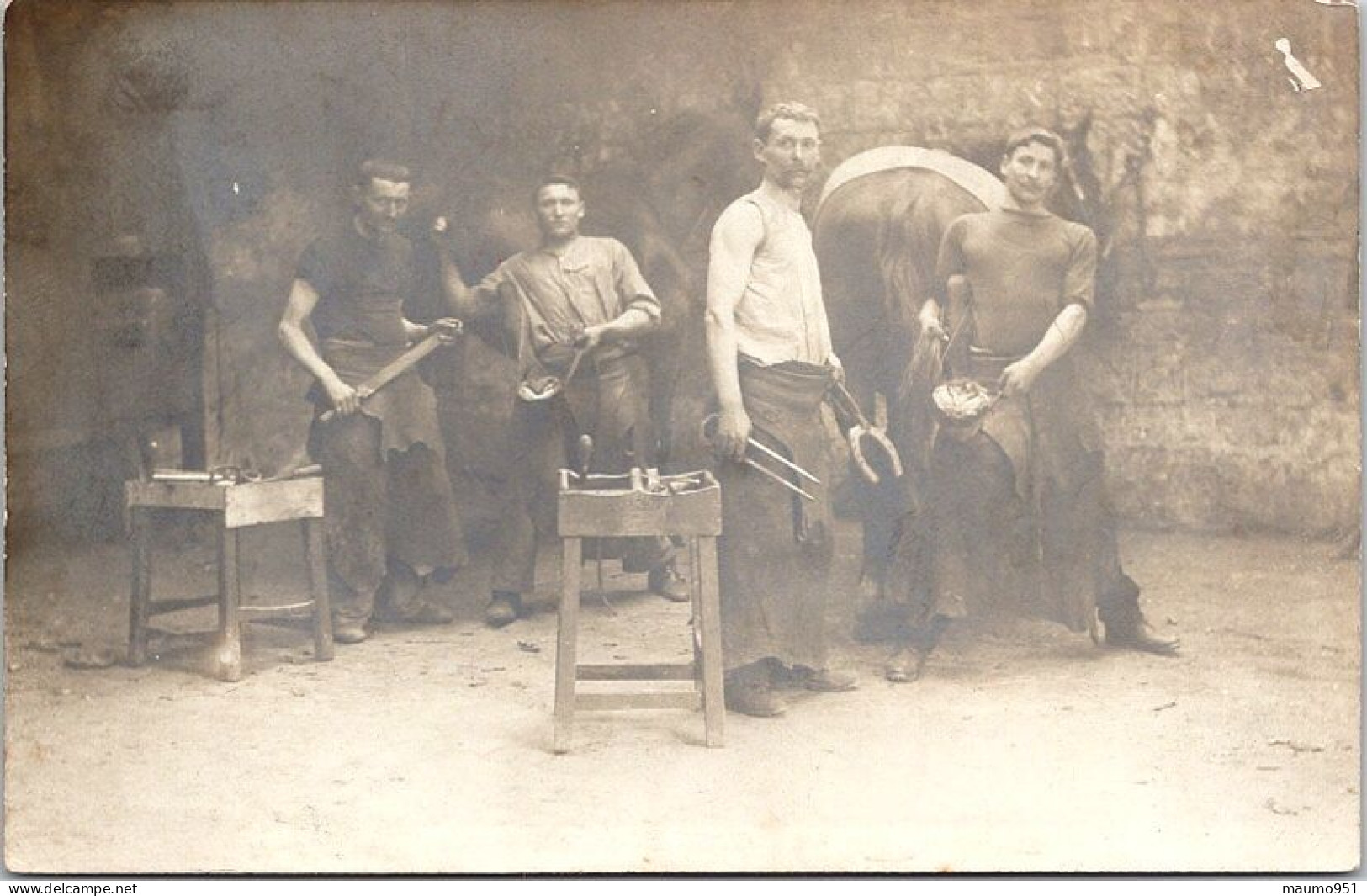 CARTE PHOTO - ATELIER DE FERONNERIE. MARECHAL FERRANT. PHOTO DE GROUPE DES OUVRIERS - - Other & Unclassified