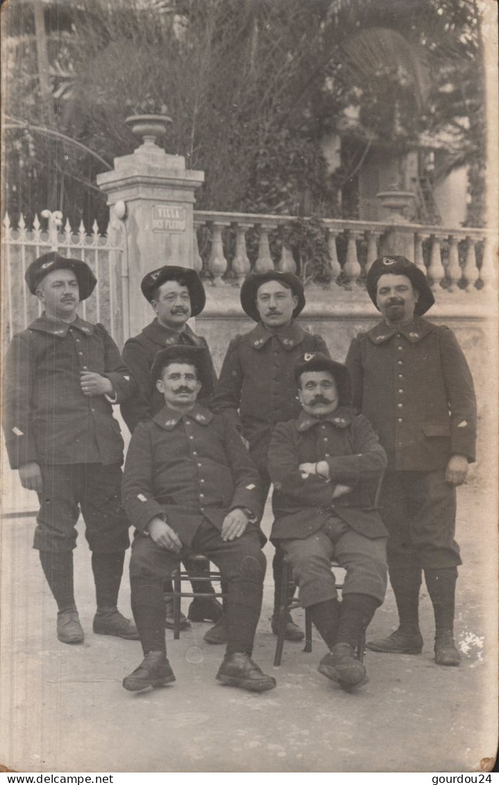 Groupe De Militaires Du 64 ème Régiment (chasseurs Alpins) Devant La Villa Des Fleurs (Villefranche Sur Mer) - Reggimenti